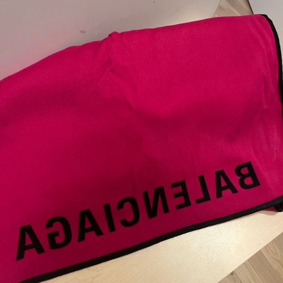 Large wool Balenciaga shawl/wrap. Pink on one side and black in the other - Picture 2 of 4